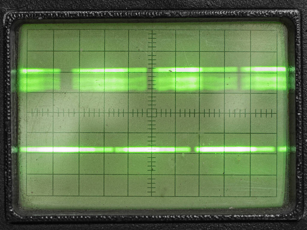 Stary zielony wyświetlacz analogowy z obrazem pulsu. - Zdjęcie, obraz