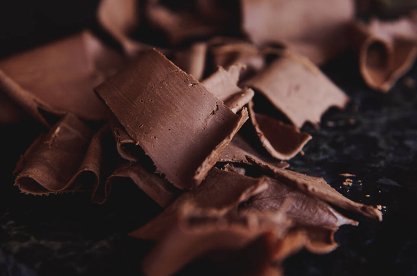 Крупним планом зібраний охолоджений розтоплений шоколад з мармурового столу. Виробництво домашнього шоколаду
 - Фото, зображення