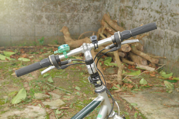 Detail zvonku na kole připevněného k řídítku - Fotografie, Obrázek