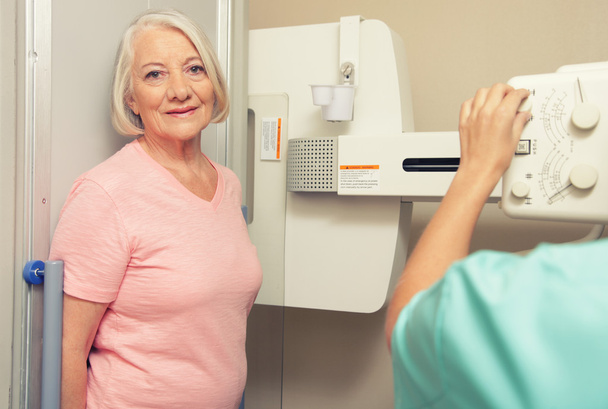 kobieta pacjent gotowy do skanowania w urządzenie rentgenowskie - Zdjęcie, obraz