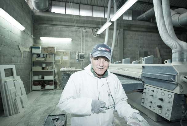 Trabajador de madera que trabaja con tablero de madera en una fábrica
 - Foto, imagen