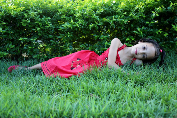 Bel enfant couché sur l'herbe
 - Photo, image
