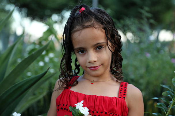 schönes Kind im roten Kleid - Foto, Bild