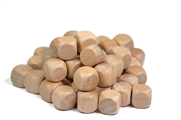 Montones de cubos de madera sobre un fondo blanco - Foto, imagen