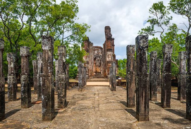 Ancient City of Polonnaruwa. Buddha statue at Lankatilaka Gedige. Sri Lanka, Asia. - Foto, immagini