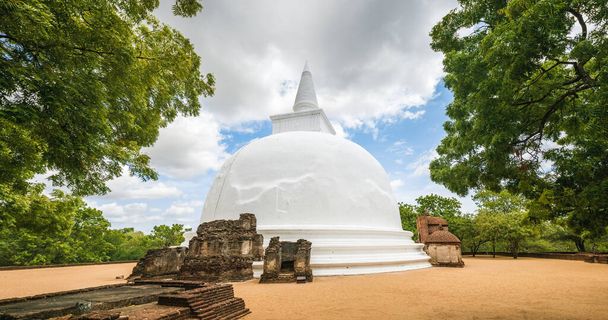 Ancient Kiri Vihara Buddhist Stupa of the Ancient City of Polonnaruwa, Sri Lanka. Panorama view - Fotoğraf, Görsel