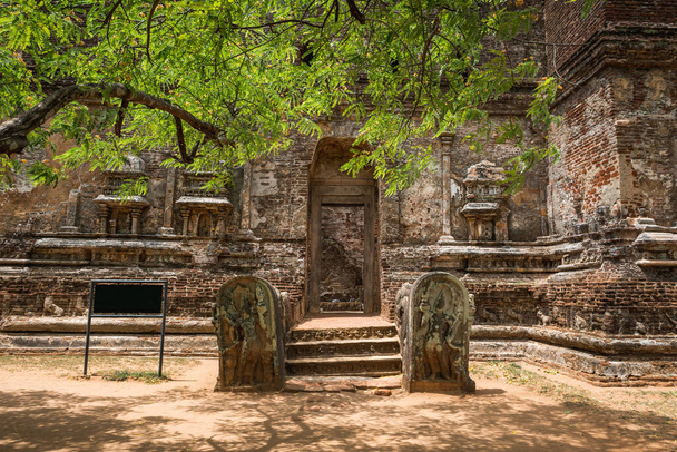 Ancient City of Polonnaruwa. Buddha statue at Lankatilaka Gedige. Sri Lanka, Asia. - Foto, Imagem