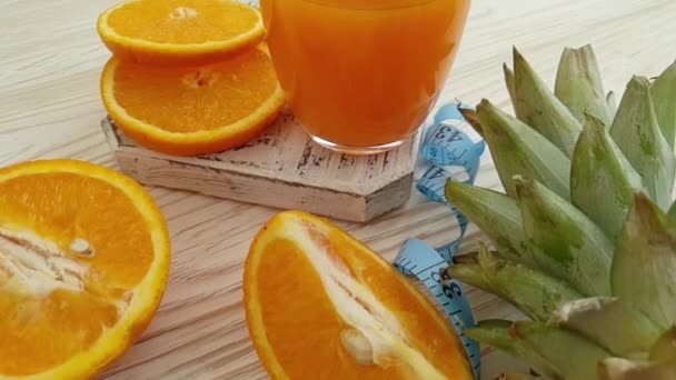 zumo de naranja fresco sobre fondo cámara lenta natural - Metraje, vídeo
