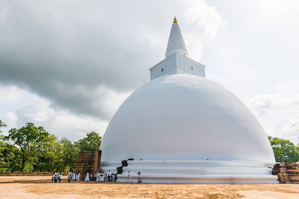 Budhist stupa Ruwanweliseya in Anuradhapura, Sri Lanka. White stupa with golden top. - Fotoğraf, Görsel