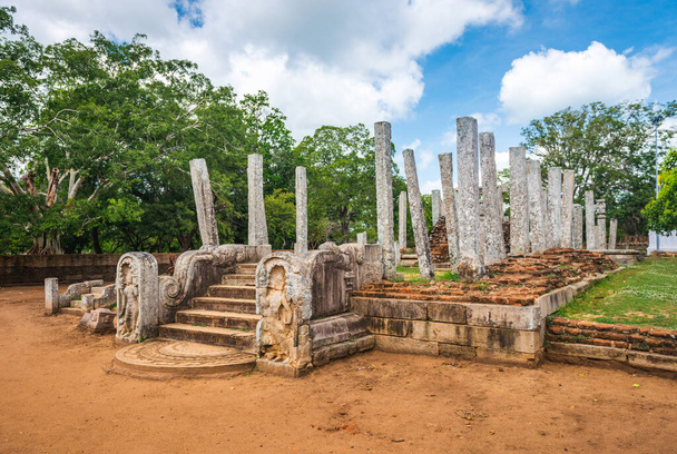 Anuradhapura, guardian statue at Thuparama Dagoba in the Mahavihara (The Great Monastery), Cultural Triangle of Sri Lanka - Foto, afbeelding