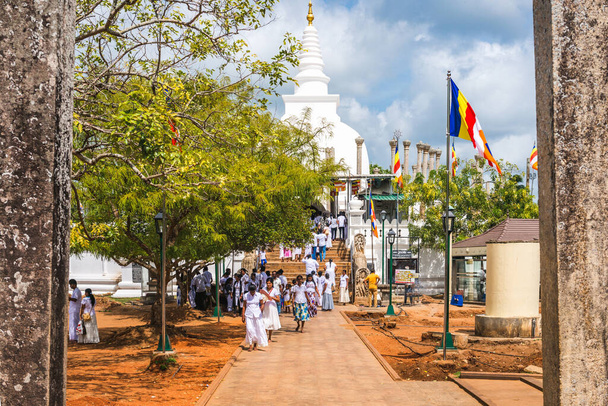 Anuradhapura, Sri Lanka - September 1, 2019:Thuparama Dagoba Buddhist temple in Anuradhapura, North Central Province - Foto, imagen