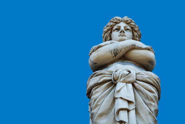 古代神話における愛と美しさのオリンピック女神アフロディーテ(ヴィーナス) 。青の背景に対する古代の像の断片。デザインのためのスペースのコピー..  - 写真・画像
