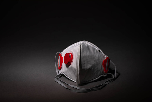 bezpečnostní maska - dýchací maska - respirátor na tmavém pozadí - covid-19 - Fotografie, Obrázek