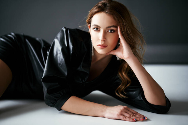 Trendy sexy young woman in black cloth posing over studio background - Фото, зображення