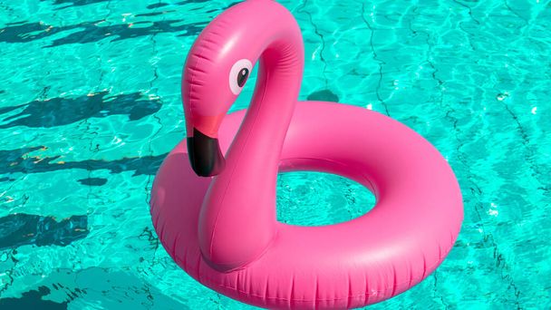 Merhaba yaz. Yaz mevsimi için havuz suyunda şişirilebilir pembe flamingo. Moda yaz konsepti - Fotoğraf, Görsel