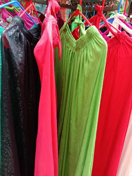 stock de robe de fille de plusieurs couleurs sur la boutique à vendre - Photo, image