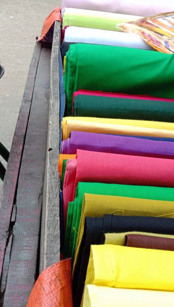 veelkleurige doek voorraad op winkel te verkopen - Foto, afbeelding