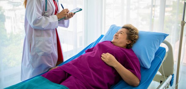 Arzt erklärt alter Patientin im Krankenhaus Medikamente - Foto, Bild