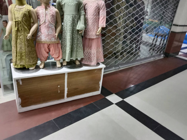 többszínű lány ruha készlet a boltban eladó - Fotó, kép
