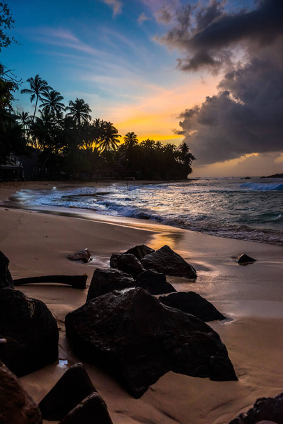 Colorful sunrise landscape. Wijaya beach near Galle, Indian ocean shore, southern Sri Lanka. - Foto, immagini