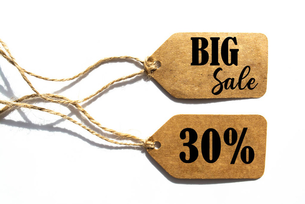 Big Sale 30% kedvezmény árcédula barna string fehér háttér - Fotó, kép