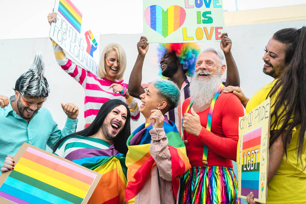 Happy Multiracial people celebra l'evento gay pride - Gruppo di amici con età e razza diverse che si divertono durante l'evento sociale LGBT - Foto, immagini
