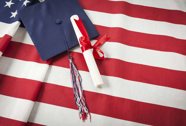 Mezuniyet kep ve Amerikan bayrağı istirahat diploma - Fotoğraf, Görsel