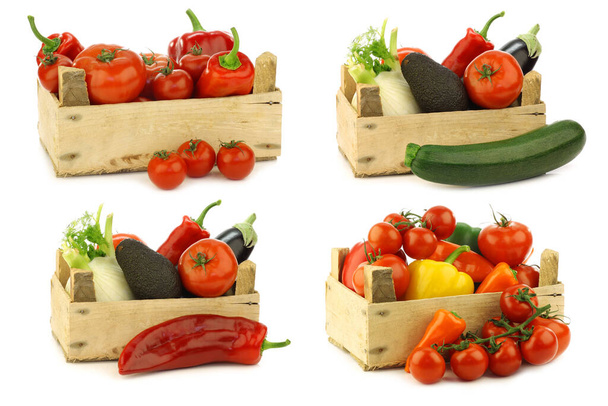 geassorteerde groenten in een houten krat op een witte achtergrond - Foto, afbeelding