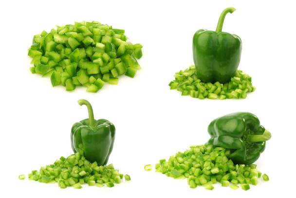 peperone verde fresco (peperone) con parte anteriore aperta e pezzi di paprica già tagliati che escono su uno sfondo bianco - Foto, immagini
