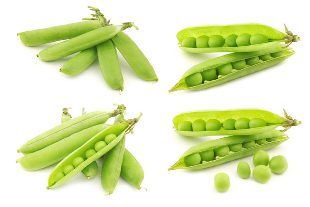 vainas de guisantes verdes con algunos guisantes visibles sobre un fondo blanco - Foto, Imagen