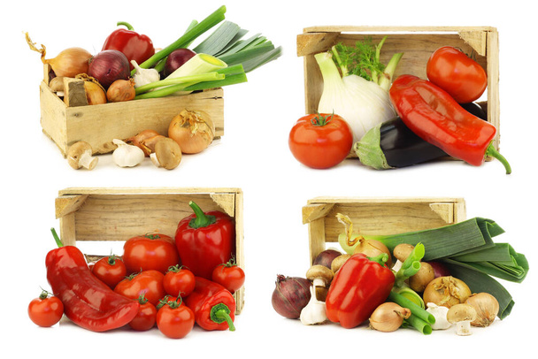 Gemüsesorten in einer Holzkiste auf weißem Hintergrund - Foto, Bild
