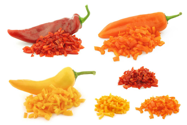 Červený, oranžový a žlutý sladký pepř (capsicum) a krájené kousky na bílém pozadí - Fotografie, Obrázek