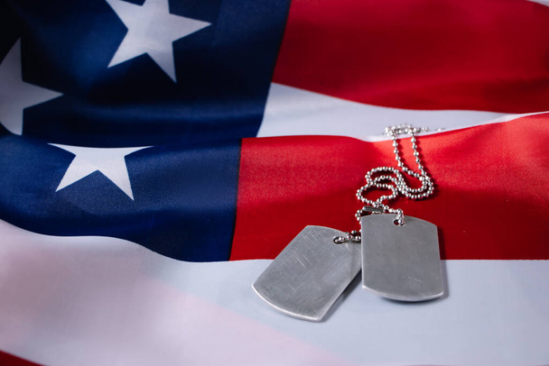 USA Memorial Day concept. Amerikaanse vlag en militaire naamplaatjes. Denk aan de eer.. - Foto, afbeelding