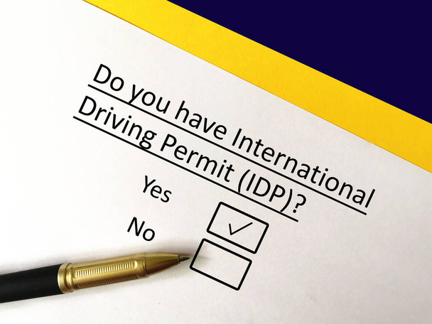 Una persona está respondiendo a la pregunta. Tiene permiso de conducir internacional.  - Foto, imagen