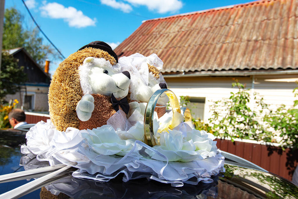 όμορφη σχεδιάστρια γαμήλια ανθοδέσμη. πολύχρωμα φρέσκα λουλούδια συνδυάζονται μεταξύ τους. γαμήλια τελετή διακόσμηση για τους εραστές - Φωτογραφία, εικόνα