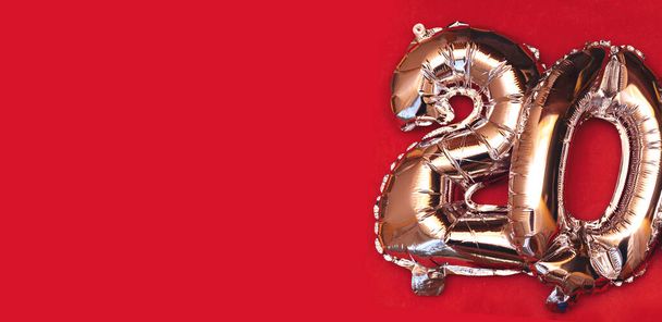 Silver Foil Μπαλόνι Αριθμός 20 Σε κόκκινο φόντο, Χρόνια πολλά banner μπαλόνι γενεθλίων. Διακόσμηση διακοπών. - Φωτογραφία, εικόνα