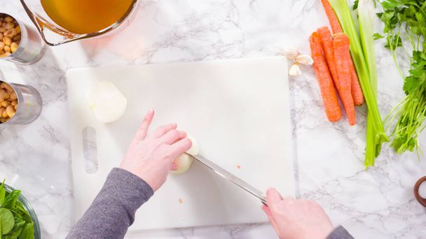 白いまな板に野菜を盛り付け、ベジタリアン白豆のスープを作る. - 写真・画像