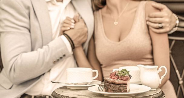 Piju kafe. Šťastný romantický pár sedící v kavárně a pijící kávu. Pár v kávě v kavárně - Fotografie, Obrázek