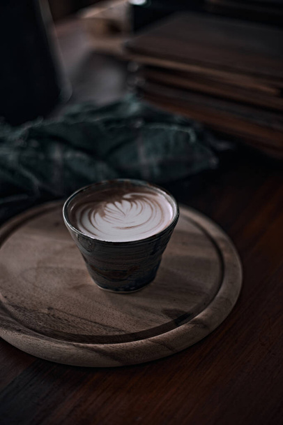 Selective focus cup of hot latte art coffee on wooden table,focus at white foa - Foto, Imagem