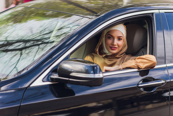 Middle Eastern Woman Driving a Car, Looking Forward. - Foto, Bild