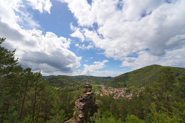 rochers de grès rouge lors de la visite du Geiersteine près du petit village de lug en mai, Allemagne, Rhénanie-Palatinat - Photo, image