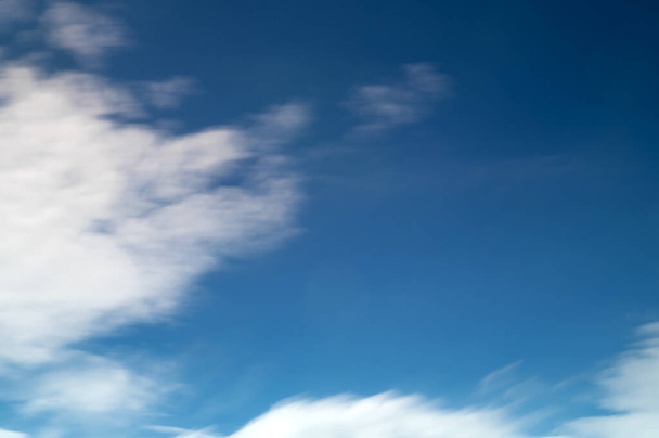 Nuages flous sur ciel bleu. Fond bleu ciel avec cumulus nuages. Mouvement flou - Photo, image