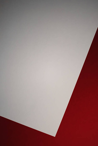 Papel A4 en blanco, blanco sobre fondo rojo como plano de papelería de oficina, diseño de identidad de marca de lujo y diseño de identidad de marca para maqueta - Foto, imagen