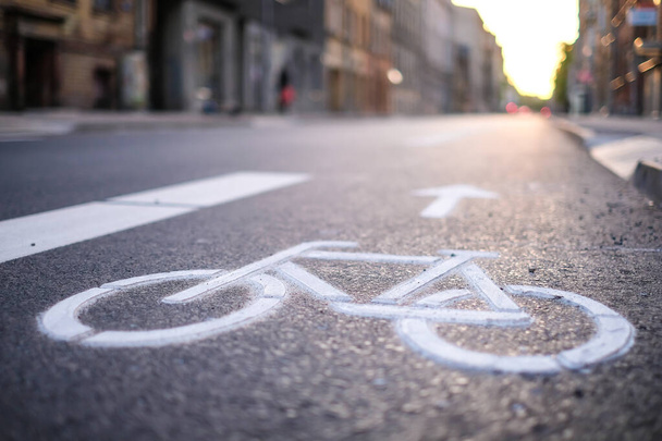 Carril separado para bicicletas para montar en bicicleta. Un símbolo de bicicleta blanca en la carretera. Enfoque selectivo - Foto, imagen