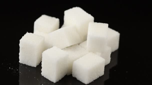 Valkoinen sokeri kuutiot mustalla pohjalla - Materiaali, video