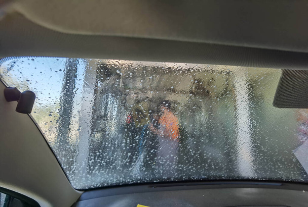 lavagem de carro limpeza de água de espuma de vidro e escovas - Foto, Imagem
