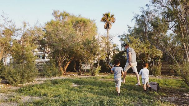 Padre e hijos jugando en el parque - Foto, Imagen