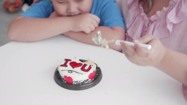 Ázsiai családi kapcsolat anyával és fiával tortát eszik otthon, boldogság fiú ünneplés anyával és ölelkezés partin együtt, két ember, anyák napja, ünnep koncepció. - Felvétel, videó