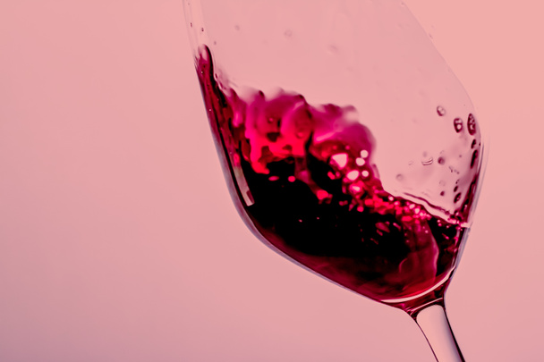 Rode wijn in kristalglas, alcoholische drank en luxueus aperitief, oenologie en wijnbouwproduct - Foto, afbeelding