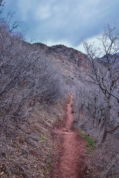 Die Aussicht auf den Grandeur Peak Wanderweg mit Rundumblick entspringt dem Bonneville Shoreline Pipe Line Overlook Rattlesnake Gulch Trail, Wasatch Front Rocky Mountains, bei Salt Lake City, Utah. Vereinigte Staaten. USA - Foto, Bild